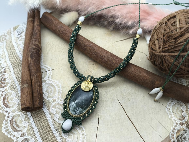 Collier vert foncé avec seraphinite 