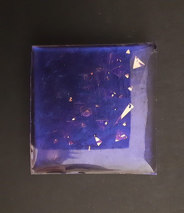 Broche grand carré collection Mouna paillette fond violet profond nacré et incrustation irisées