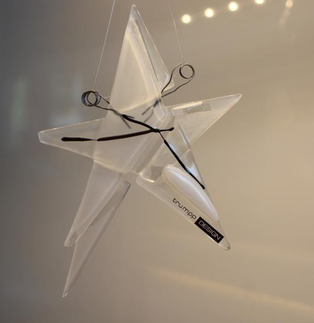 o11 Glas-Stern mit weißen, schwarzen Akzenten