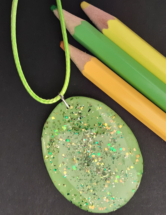 médaillon vert printemps et paillettes jaune vert