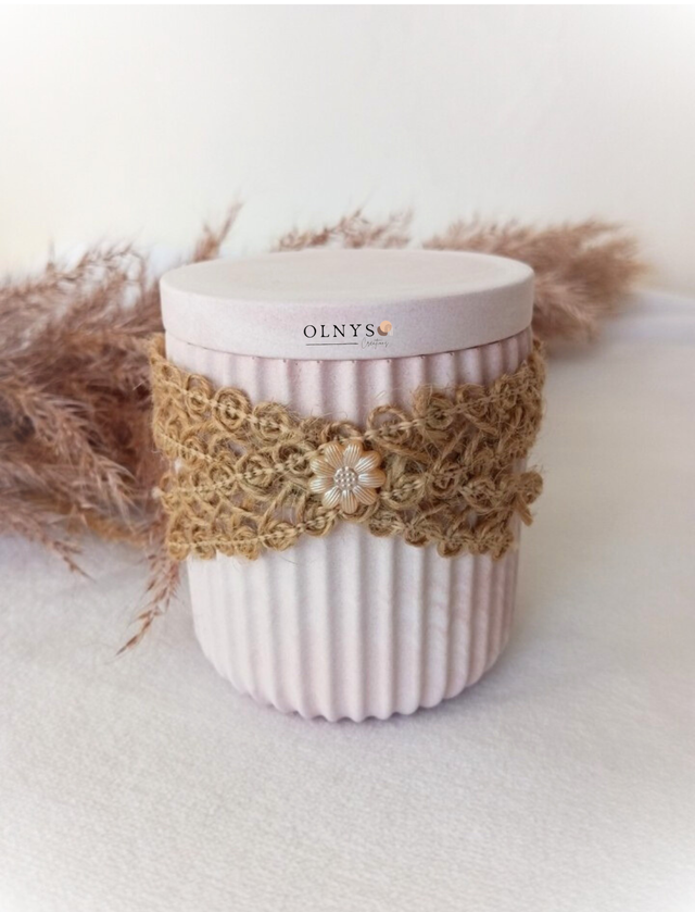 Pot rainuré en plâtre avec ruban de jute - Modèle Sweet Pink