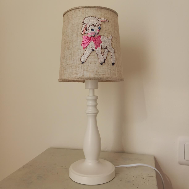 Abat jour en  lin  brodé , broderie mouton .Créateur France.  Luminaire abat jour à pince pour lampe de table, chambre enfant , décoration ,cadeau.