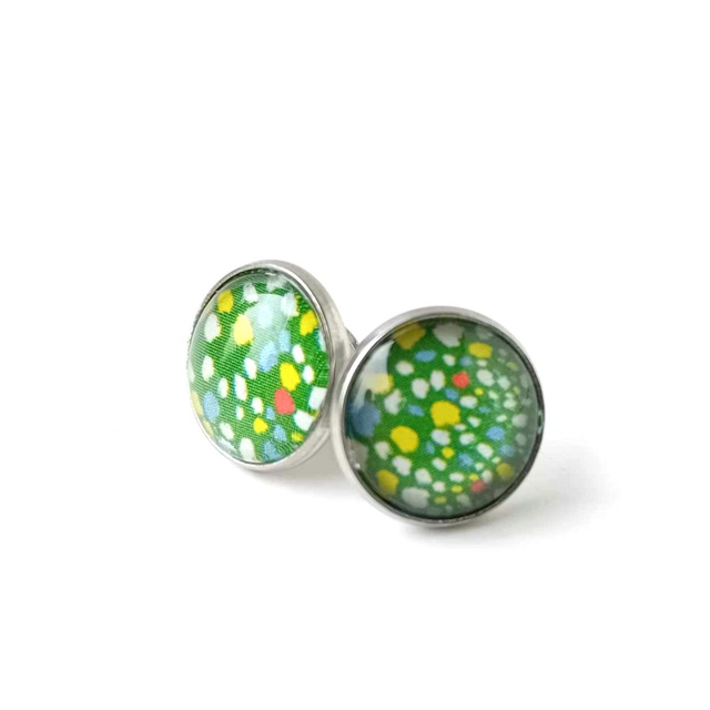 Puces d&#039;oreilles en PAPIER recyclé - Vert à pois - Pièces Artisanales et Uniques 