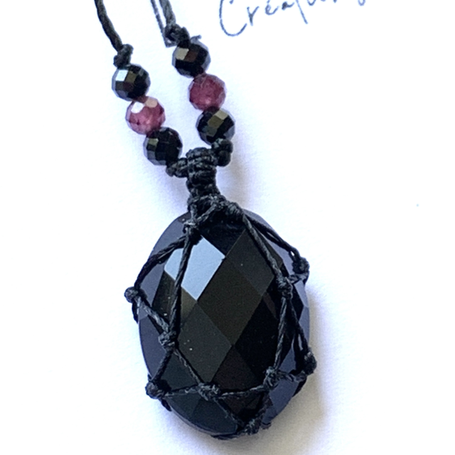 Collier macramé habillé d’une Agate noire naturelle (Onyx) (longueur réglable à plat 20-45cm)