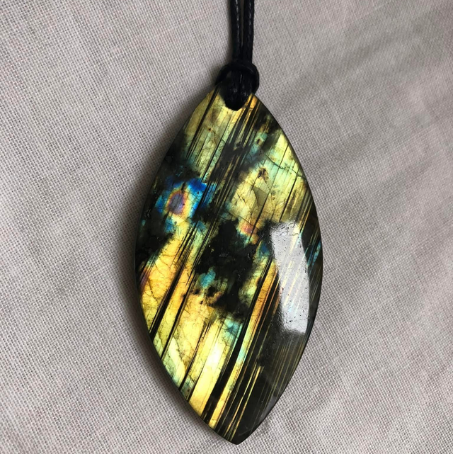 Pendentif en Labradorite aux reflets jaune de folie !