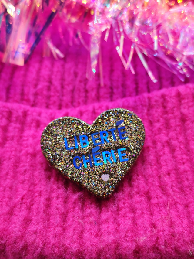 Broche cœur à paillettes - message : LIBERTÉ CHÉRIE