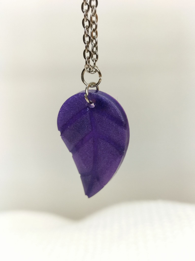 Pendentif forme feuille violet