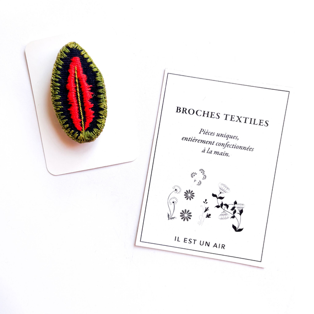 Broche brodée feuille rouge, noir, kaki.