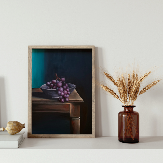 Raisin rouge sur fond bleu