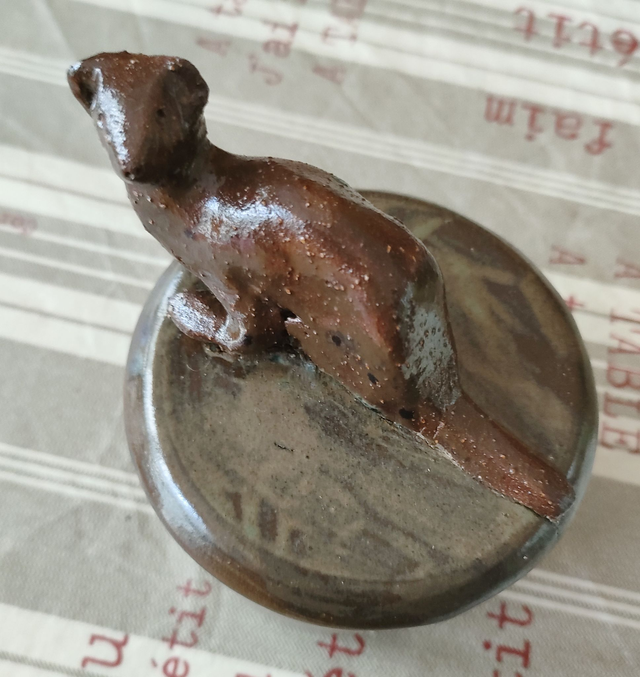 Boite en grès avec belette " La gardienne des clairières"