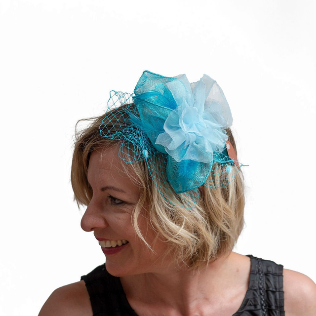 Hatuke juhlaan - turkoosi - valkoinen pieni hattu harsosomisteella