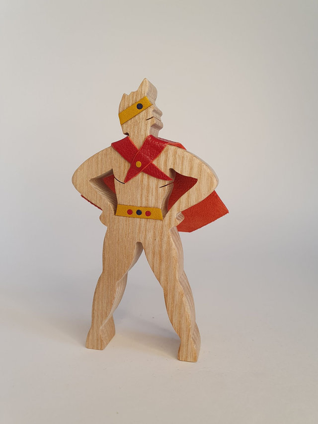 Super-Héros décoratif en bois de frêne et cuir Rouge et Jaune