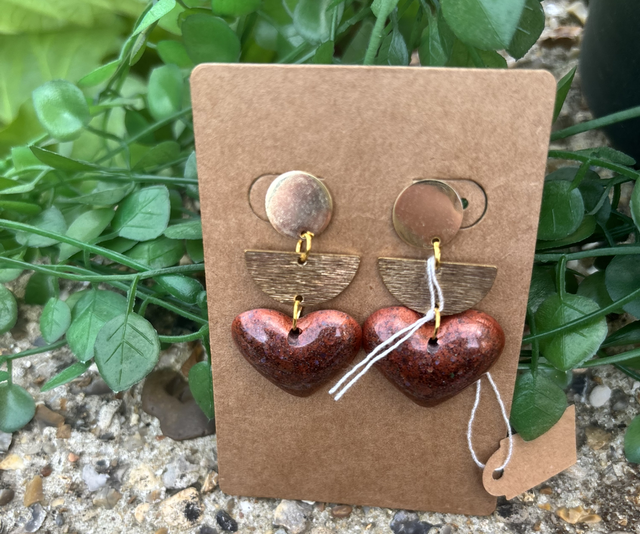 Boucles d’oreilles résine cœur marron et doré