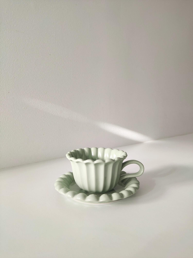 Tasse et assiette en céramique fleurs pétales vert