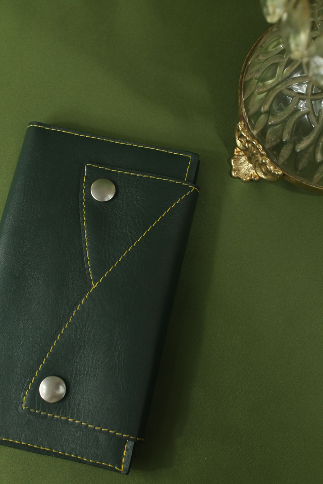 Portefeuille cuir vachette vert sapin couture apparente fil jaune