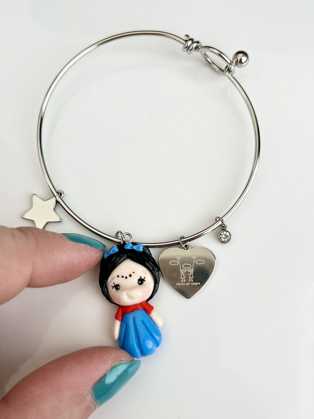 Bracciale rigido in acciaio inox con bambolina ispirata a Frida Kahlo in stile chibi