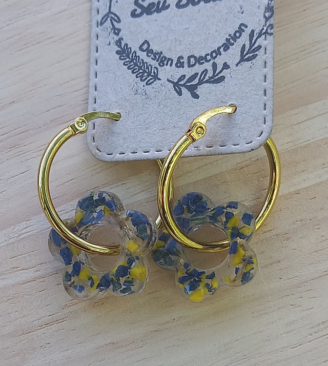 Boucles d&#039;oreilles - Créoles dorées Fleur Jaune et Bleue