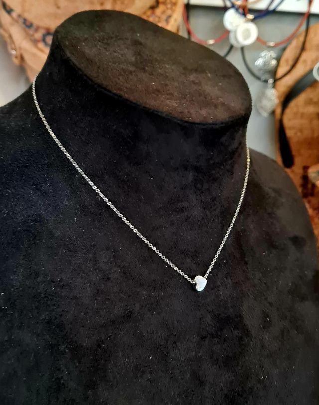Collier en acier inoxydable argent avec petit cœur couché 