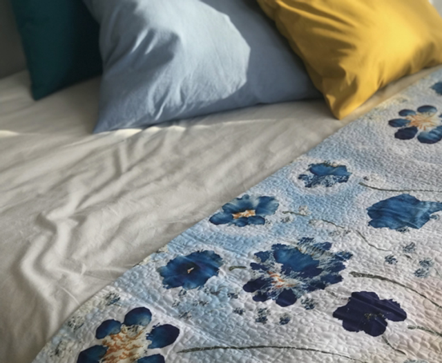 "Fleurs bleues" - Pièce unique - Pied de lit matelassé - 180cm x 41cm - (Coussins vendus séparément) - Coton bio Made in France