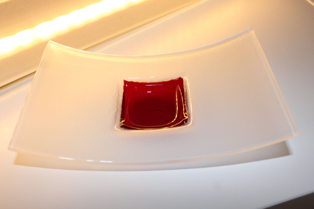 o4 Schale konvex gewölbt . quadratischer Akzent in Rot . tk o o12019 00