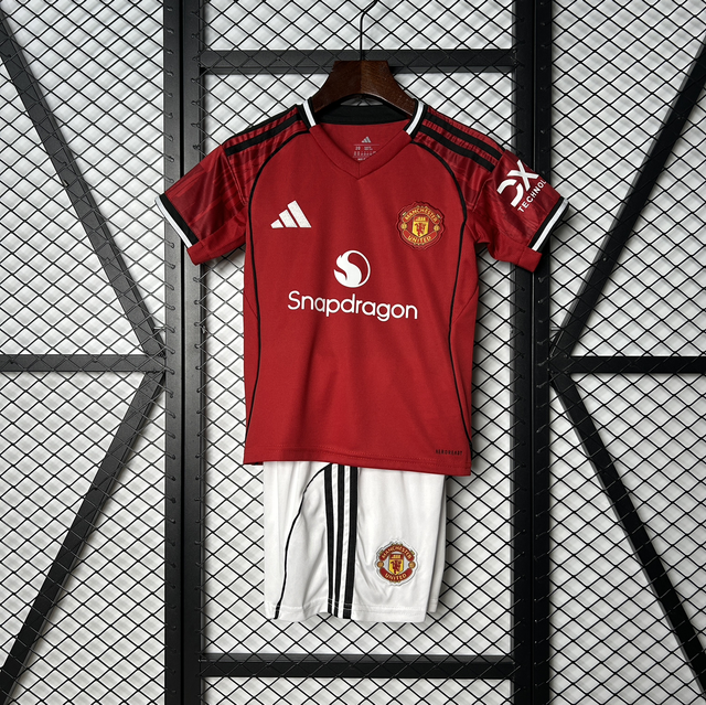Conjunto camiseta + pantalón NIÑOS 1ª Manchester United  25-26