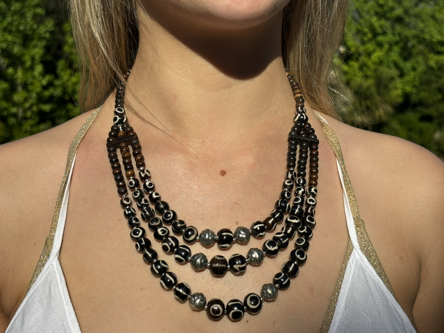 Collar múltiple bolitas café