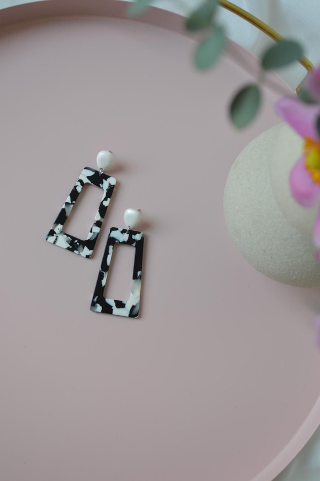 Black and White Kolekcija - Veliki viseči uhani na beli kapljici