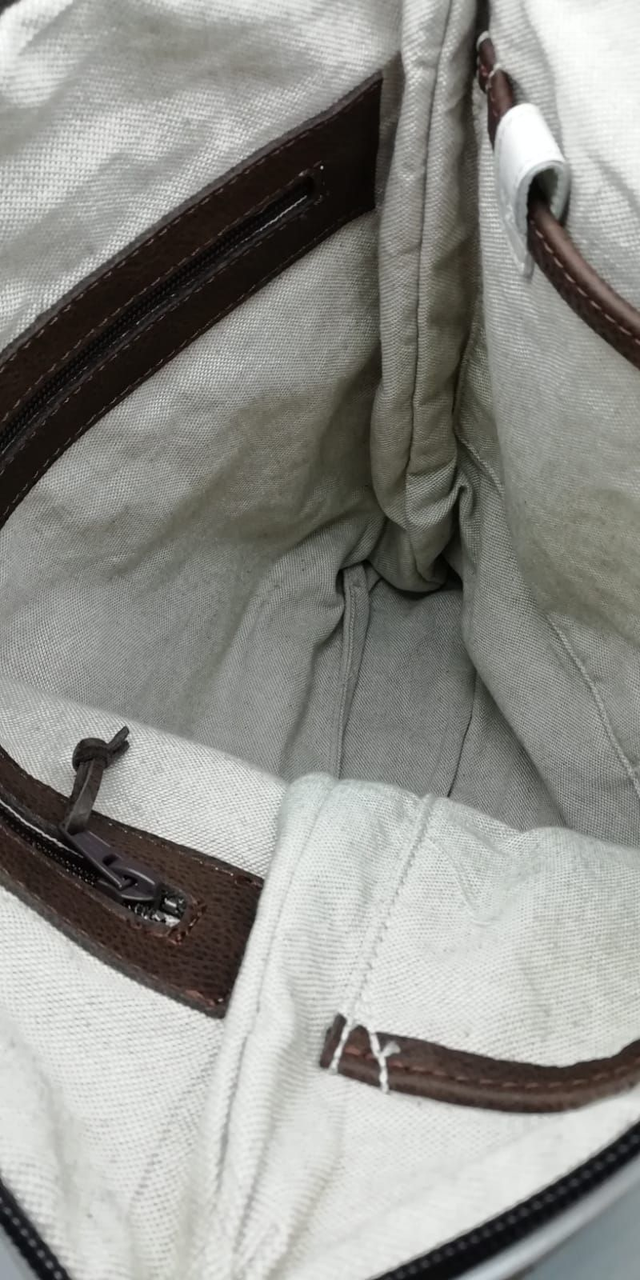 Coriandolo-borsa zaino artigianale in pelle.