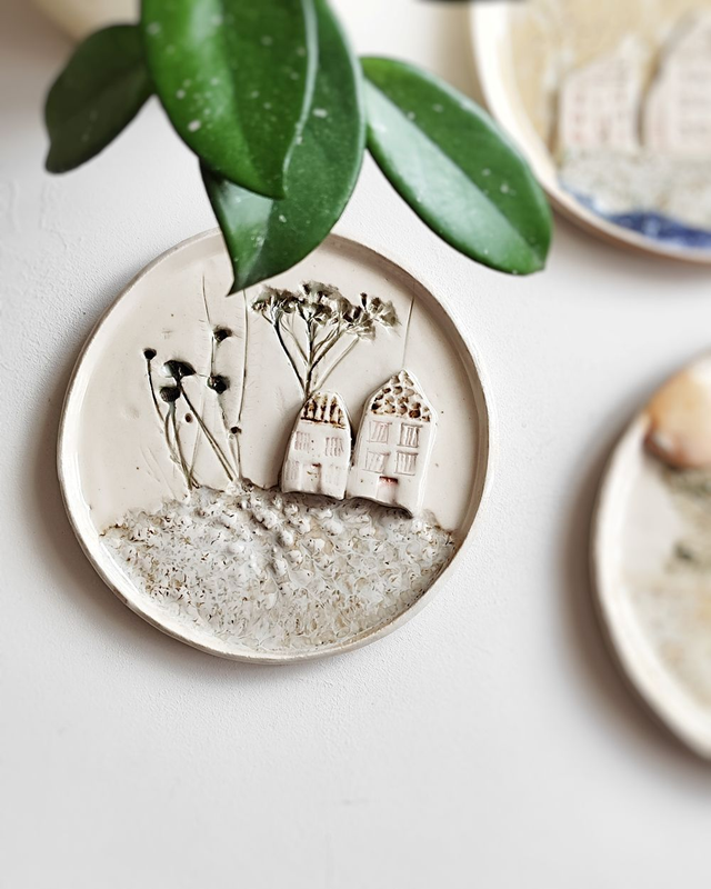 Ceramiczny talerzyk z domkami na koronkowym polu