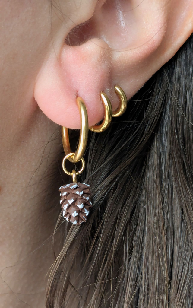 Charm pomme de pin enneigée