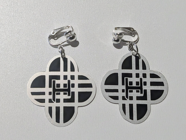 Boucles oreilles Huntrix  en métal