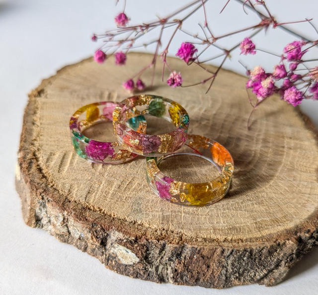 Anillos de resina colorido 