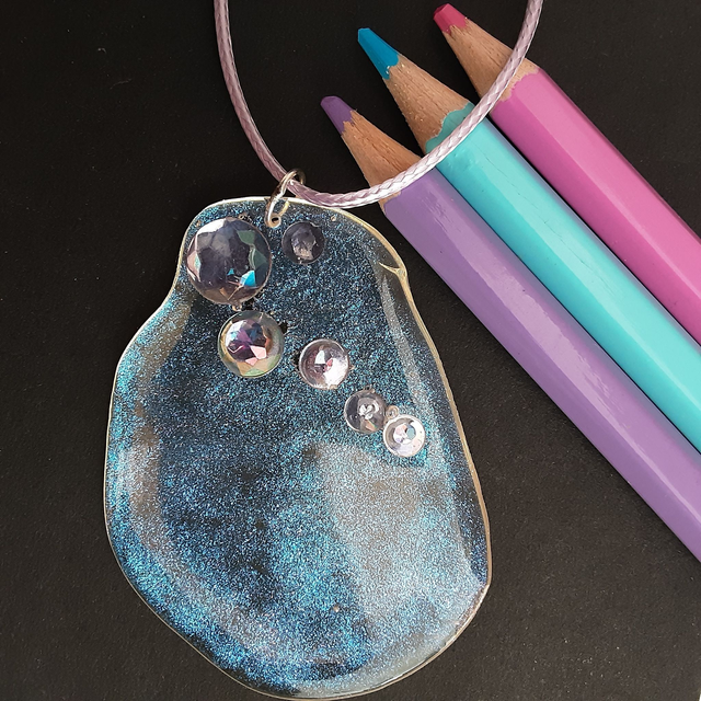 médaillon irisé violet nacré et cabochon mauve