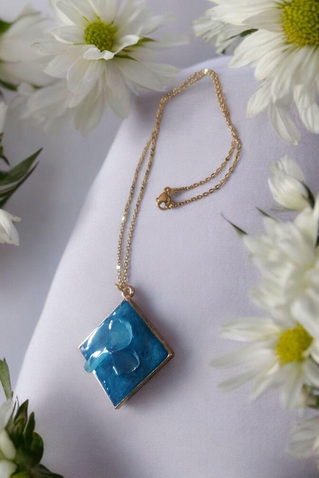 Collier doré en résine uv, hypoallergénique fait main 