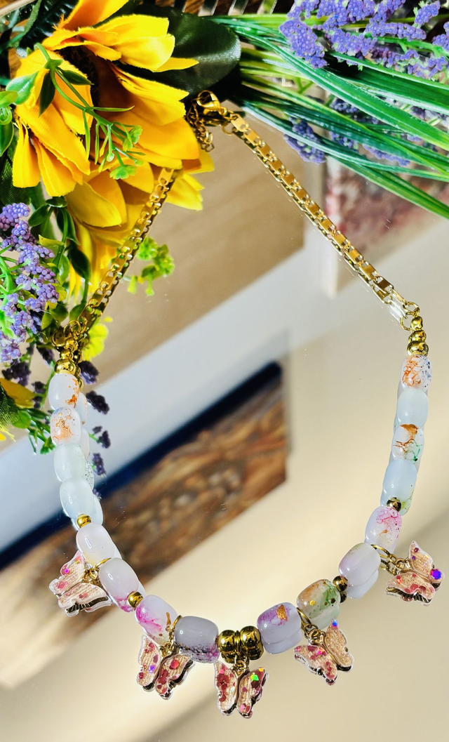 Handgemaakte Pastel Ketting met Natuursteen & Vlinderbedels