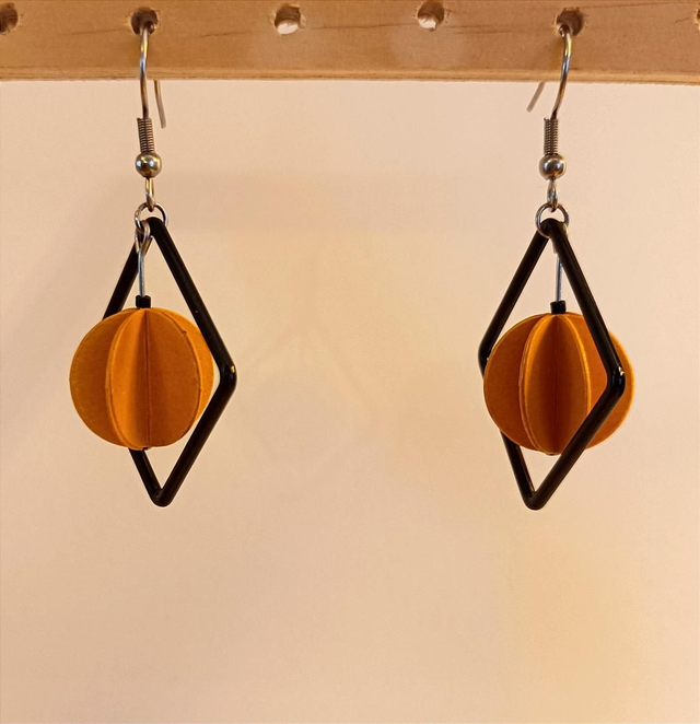 Carré noir petite perle en papier