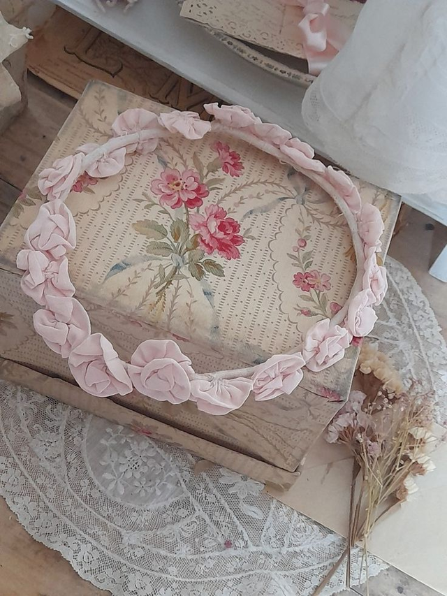 Couronne ancienne de fleurs roses en tissu