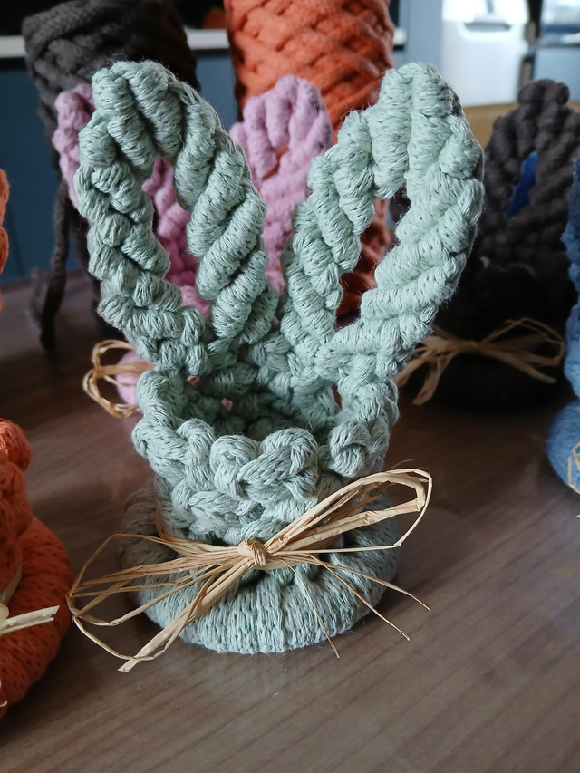 Lapin de Pâques en macramé – Support d’œuf chocolat fait main