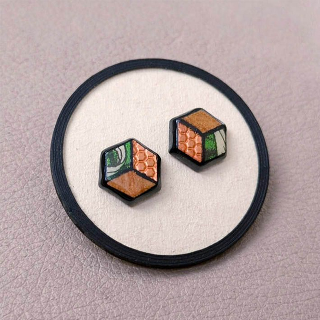 Orecchini a bottone esagonali Arlecchino Verde rame