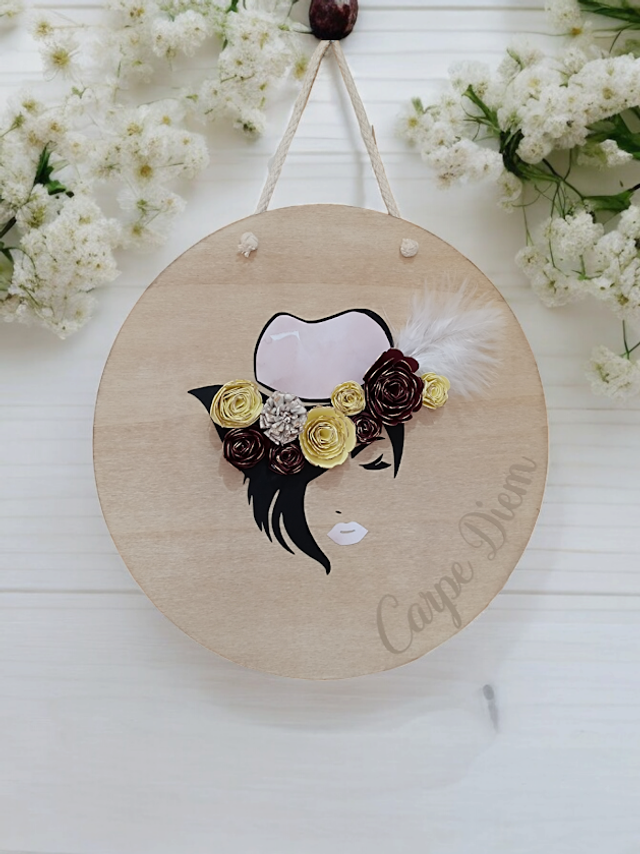 Décoration femme à chapeau