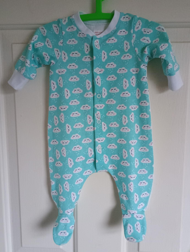 Babygrow - 0-3 mth (4-5 kg).   Raining clouds