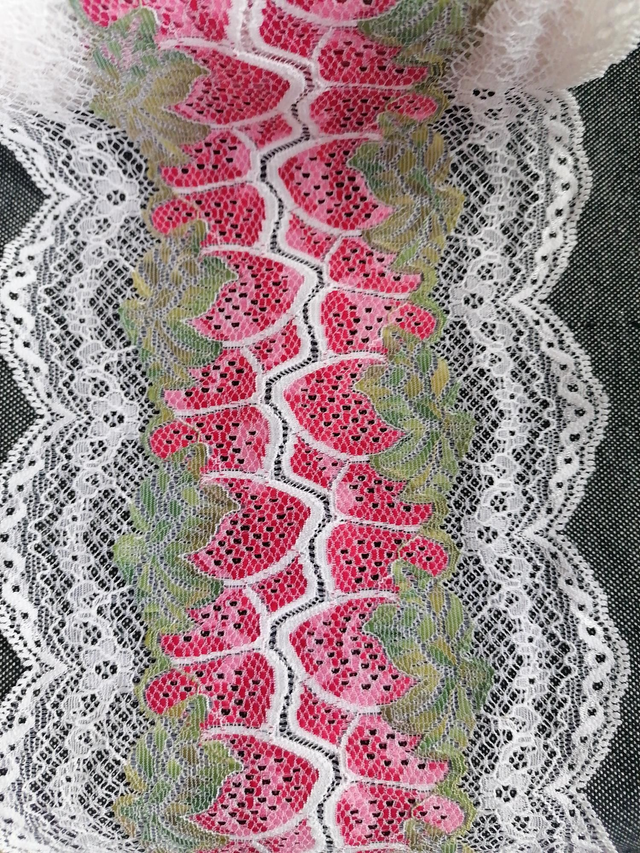 Dentelle fraise sur fond blanc