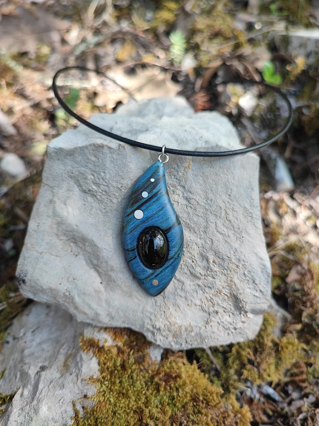 Pendentif en Bois de Hêtre Échauffé stabilisé bleu, Agate Noire, Argent et Cordon Cuir
