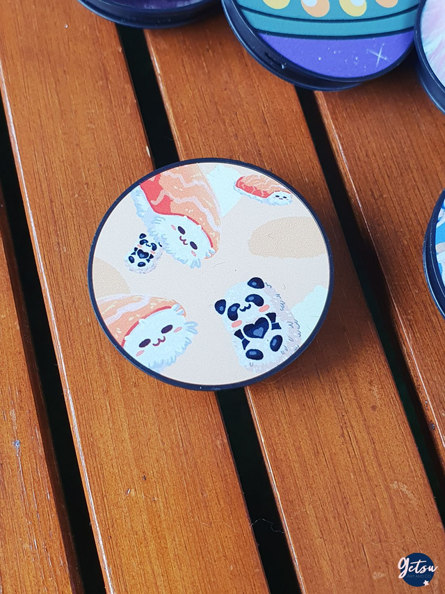 Poignée de téléphone sushis et onigiri