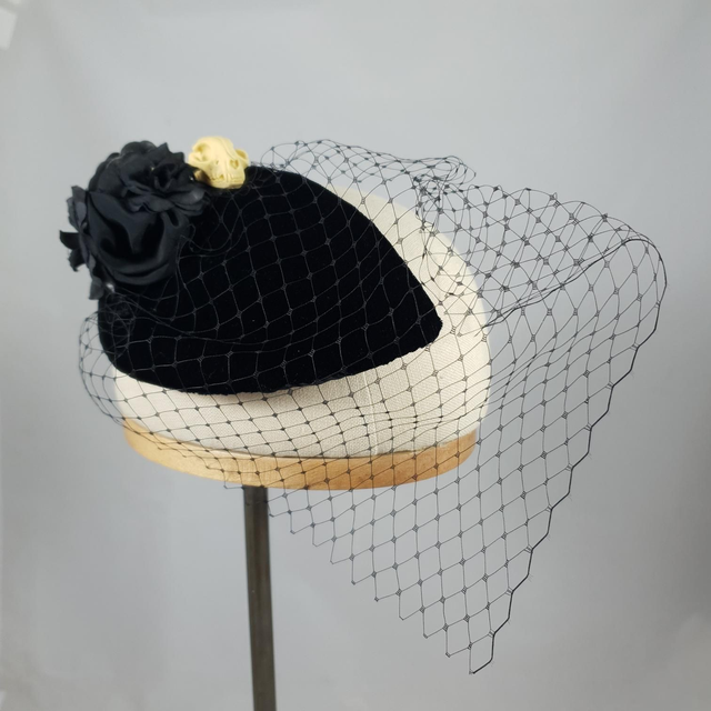 Fascinator goutte noir avec crâne