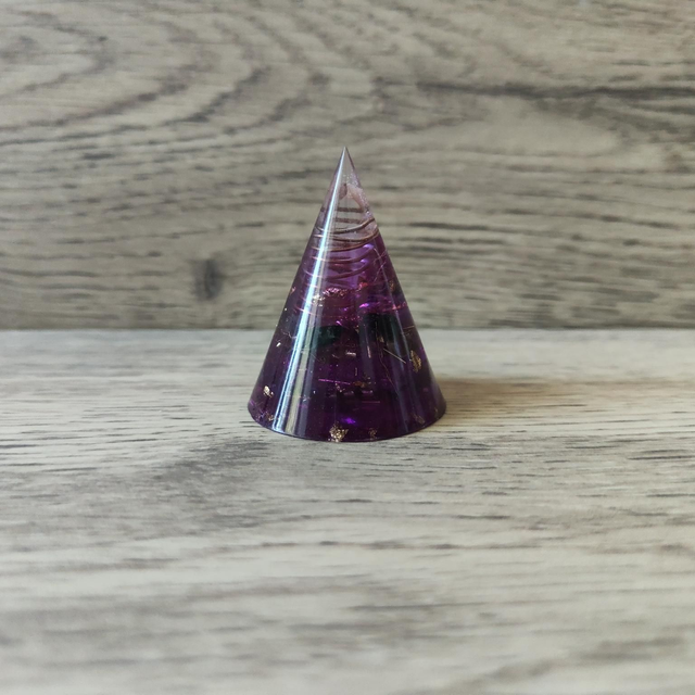 Petite orgonite pyramide conique  améthyste