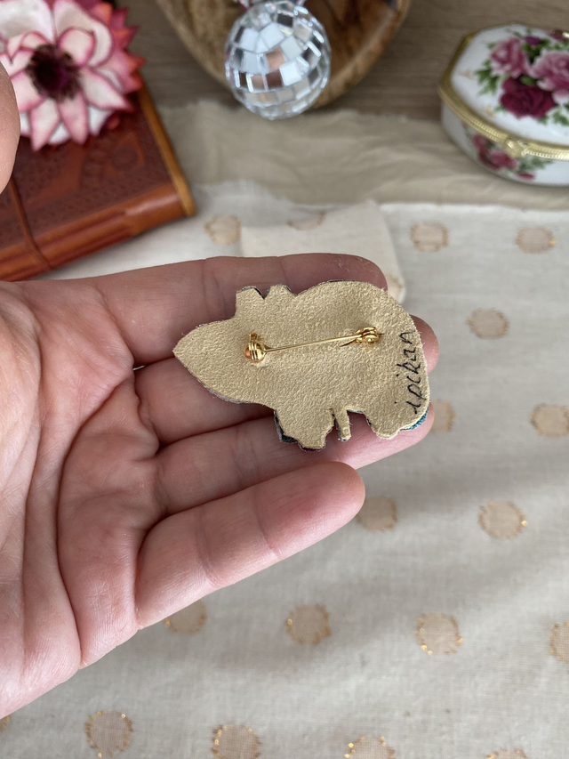 Broche brodée foie dégradé bleu