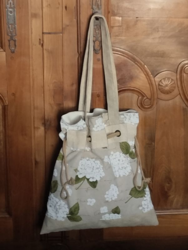 Sac seau "hortensias" doublé porté épaule