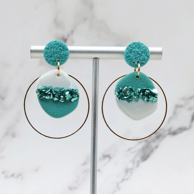 Boucles d&#039;oreilles Anneau doré bleu, blanc et Rocaille bleue