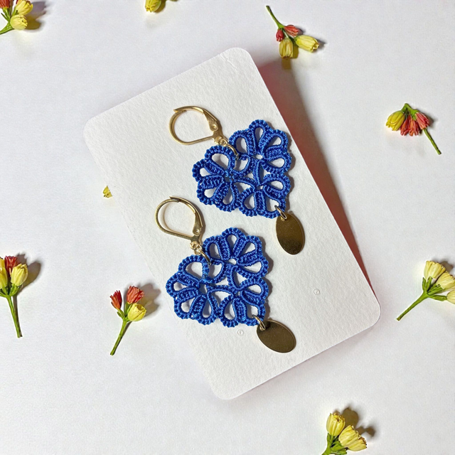 Boucles d'oreilles en dentelle de frivolité en coeur et breloque